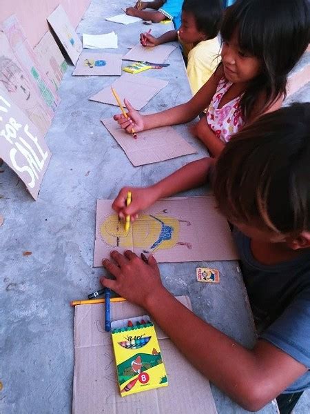 Batang Lansangan Nagbebenta Ng Artwork Nila .